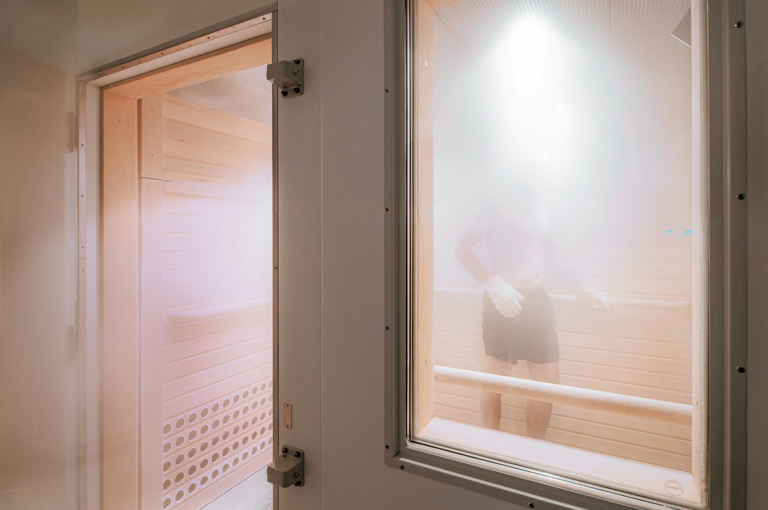 Mann in der Kältekammer mit Nebel