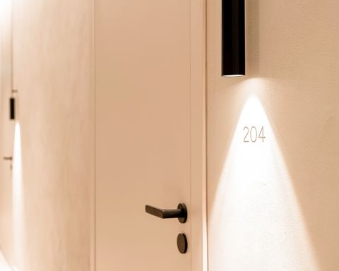Detailaufnahme der Türen im Anwendungsbereich mit den beleuchteten Raumnummern
