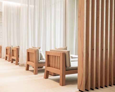 Ansicht der Liegen im unteren Ruhebereich mit Holzpaneelen als Abgrenzung zwischen den Liegeflächen