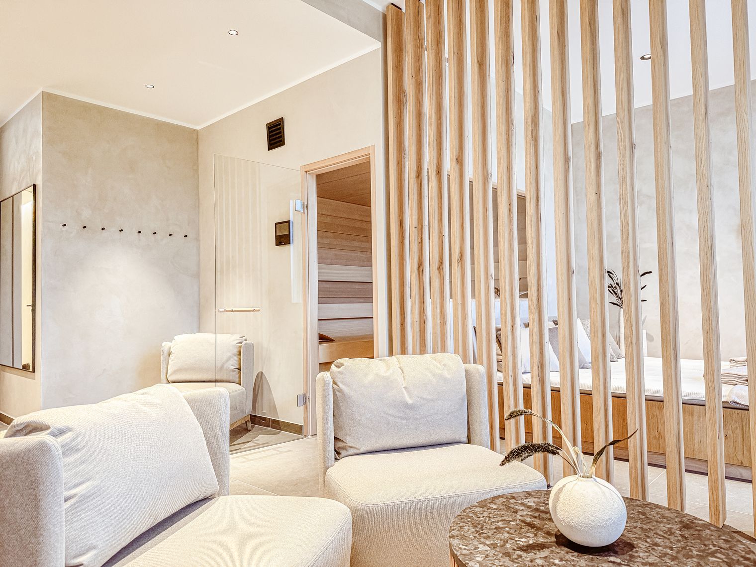 Private Spa mit Sitzgelegenheit, Sauna und Daybett